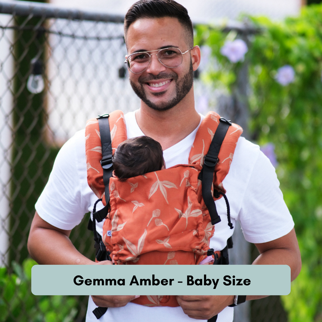 Neko Switch Trage mit verstellbarem Rückenpanel und gepolsterten Schultergurten. Gemma Amber Babysize