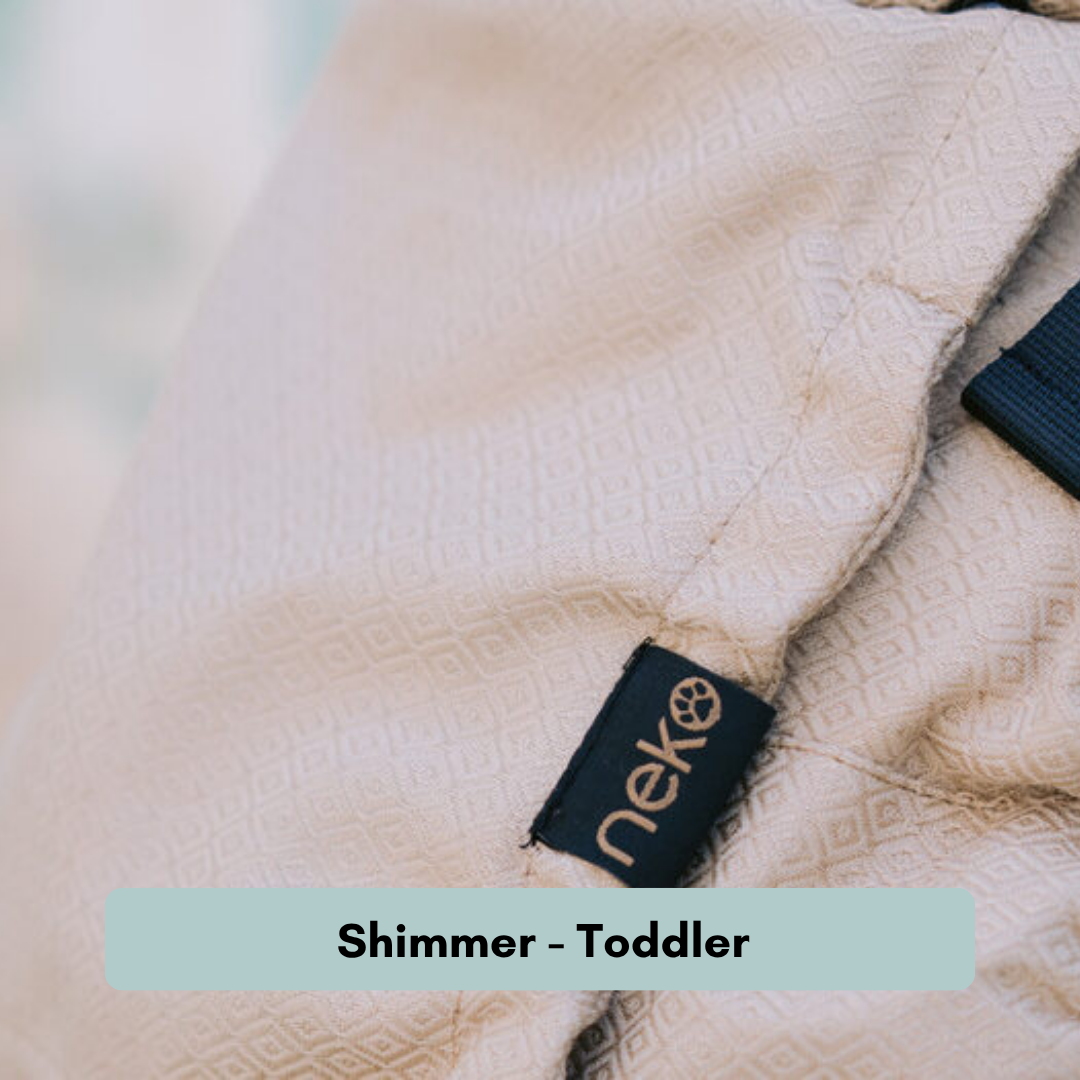 Neko Switch Trage mit verstellbarem Rückenpanel und gepolsterten Schultergurten. Shimmer Toddler