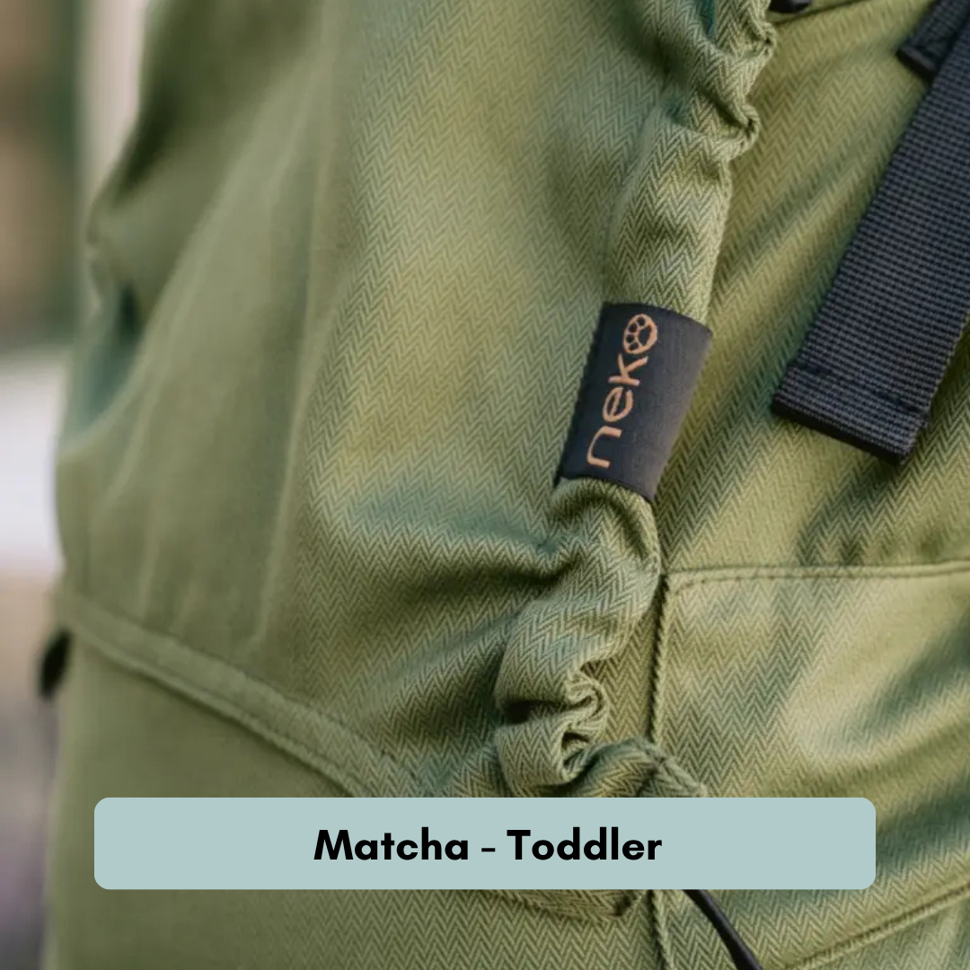 Neko Switch Trage mit verstellbarem Rückenpanel und gepolsterten Schultergurten. Matcha Toddler