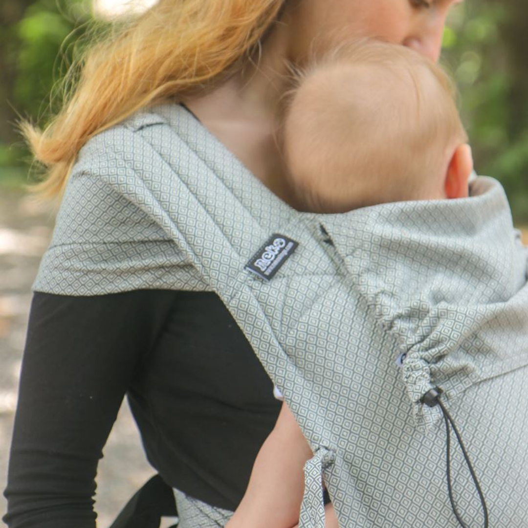 Baby in der Neko Halfbuckle Babytrage Babysize in Grey Diamond – ergonomisch und flexibel ab Geburt.