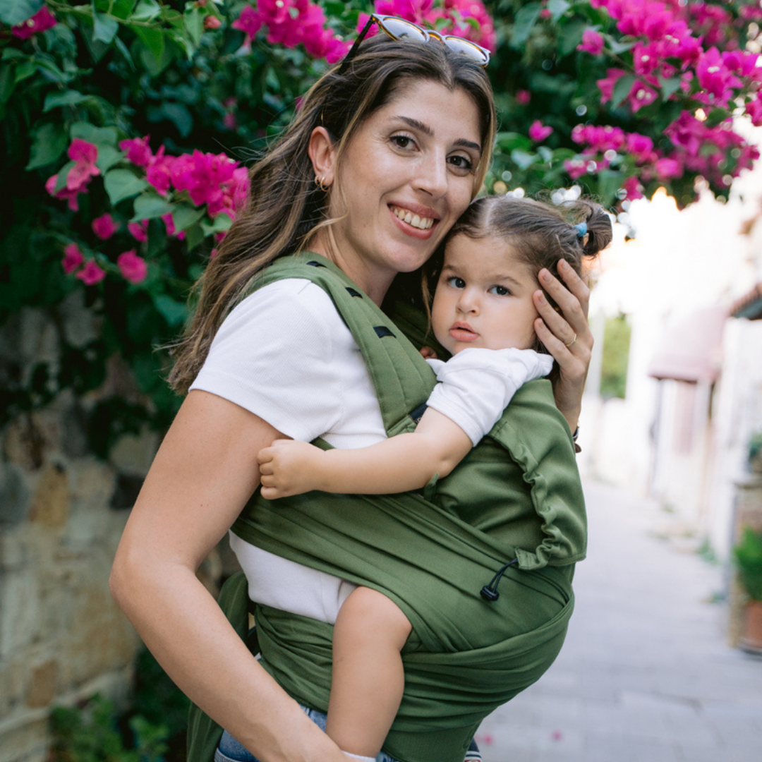 Baby in der Neko Halfbuckle Babytrage Babysize in Matcha – ergonomisch und flexibel ab Geburt.
