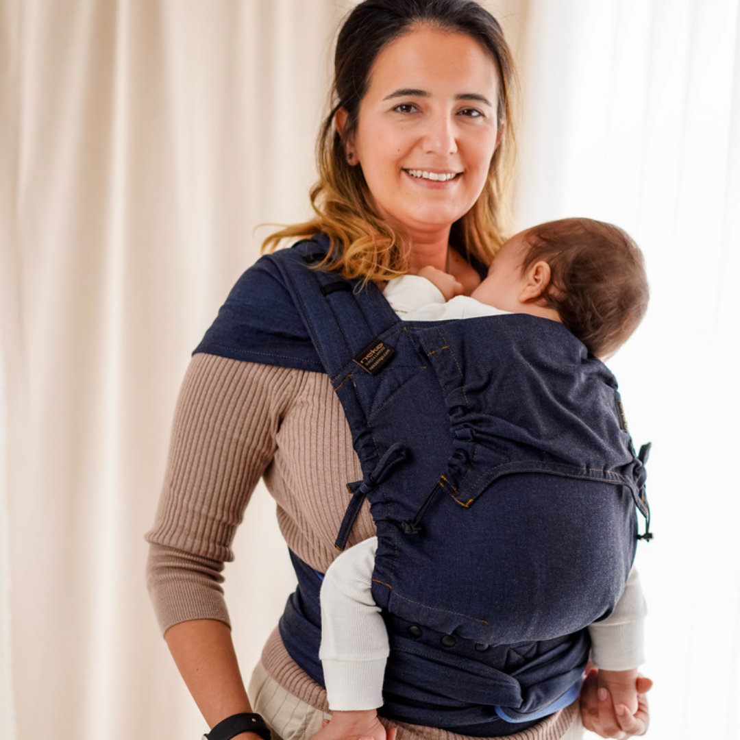 Baby in der Neko Halfbuckle Babytrage Babysize in Jeanionus – ergonomisch und flexibel ab Geburt.
