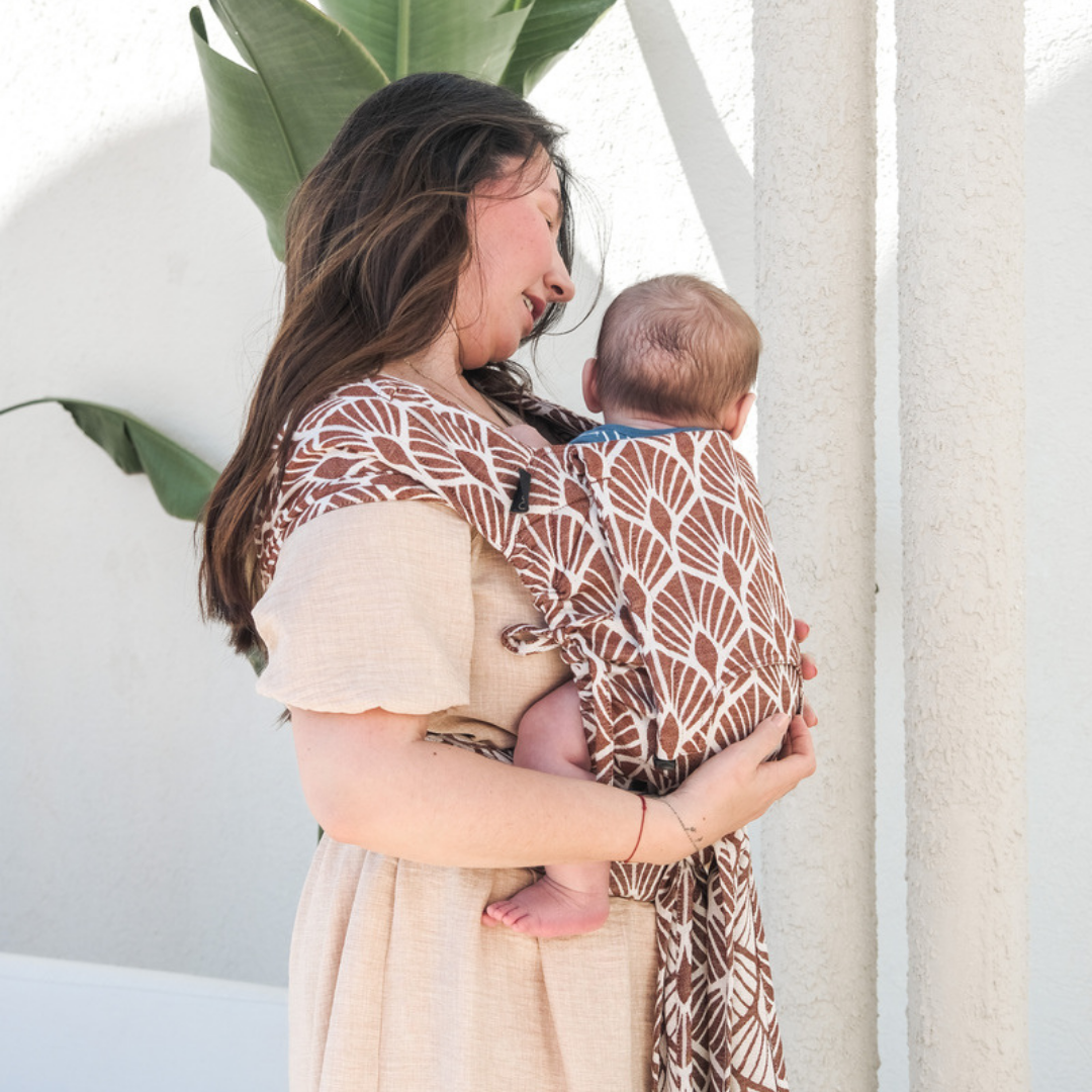 Baby in der Neko Halfbuckle Babytrage Babysize in Mocha – ergonomisch und flexibel ab Geburt.