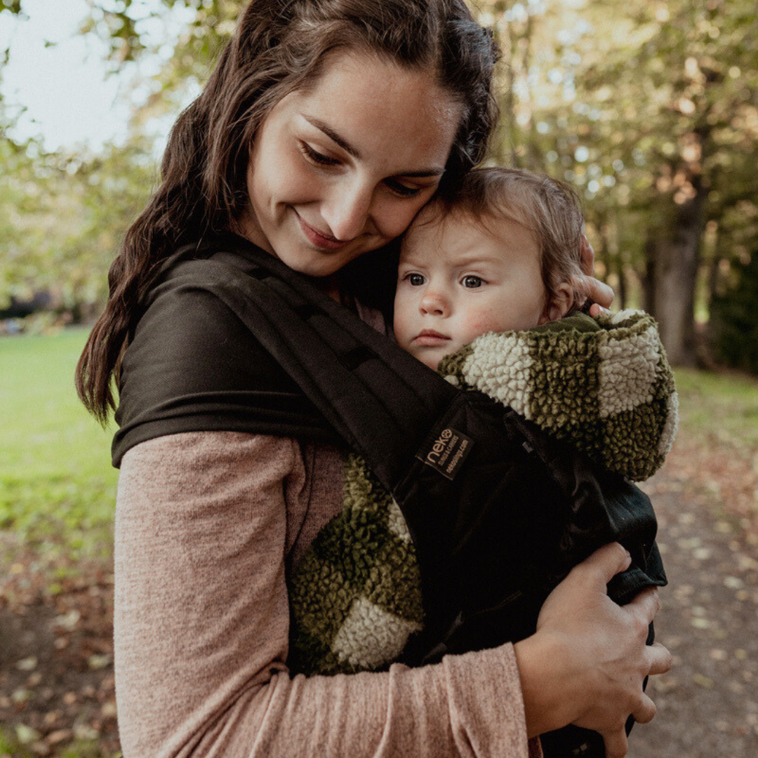 Baby in der Neko Halfbuckle Babytrage Babysize in Raven – ergonomisch und flexibel ab Geburt.