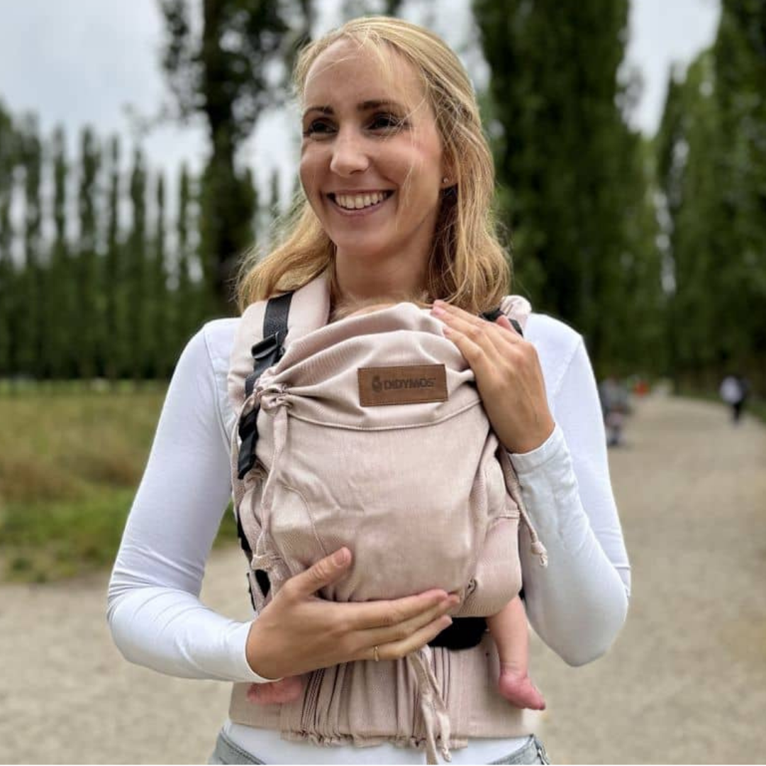 Baby schläft geborgen in der DidySnap 4u Babytrage – natürliche Anhock-Spreiz-Haltung mit optimaler Stützung. Zimt