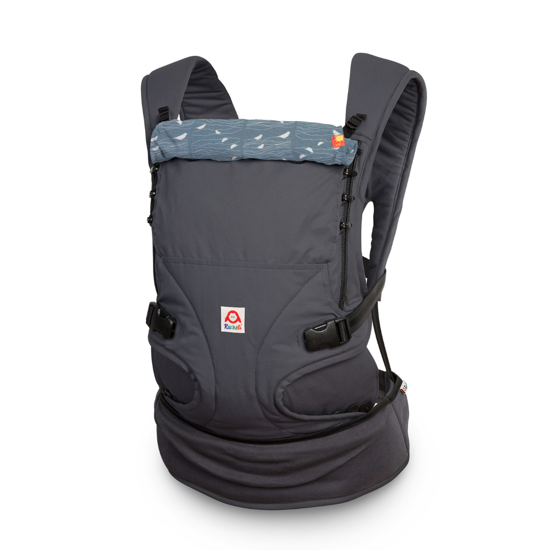 Detailaufnahme der Ruckeli Special Edition mit verstellbarem Steg und flachen Schultergurten. Birds Blue