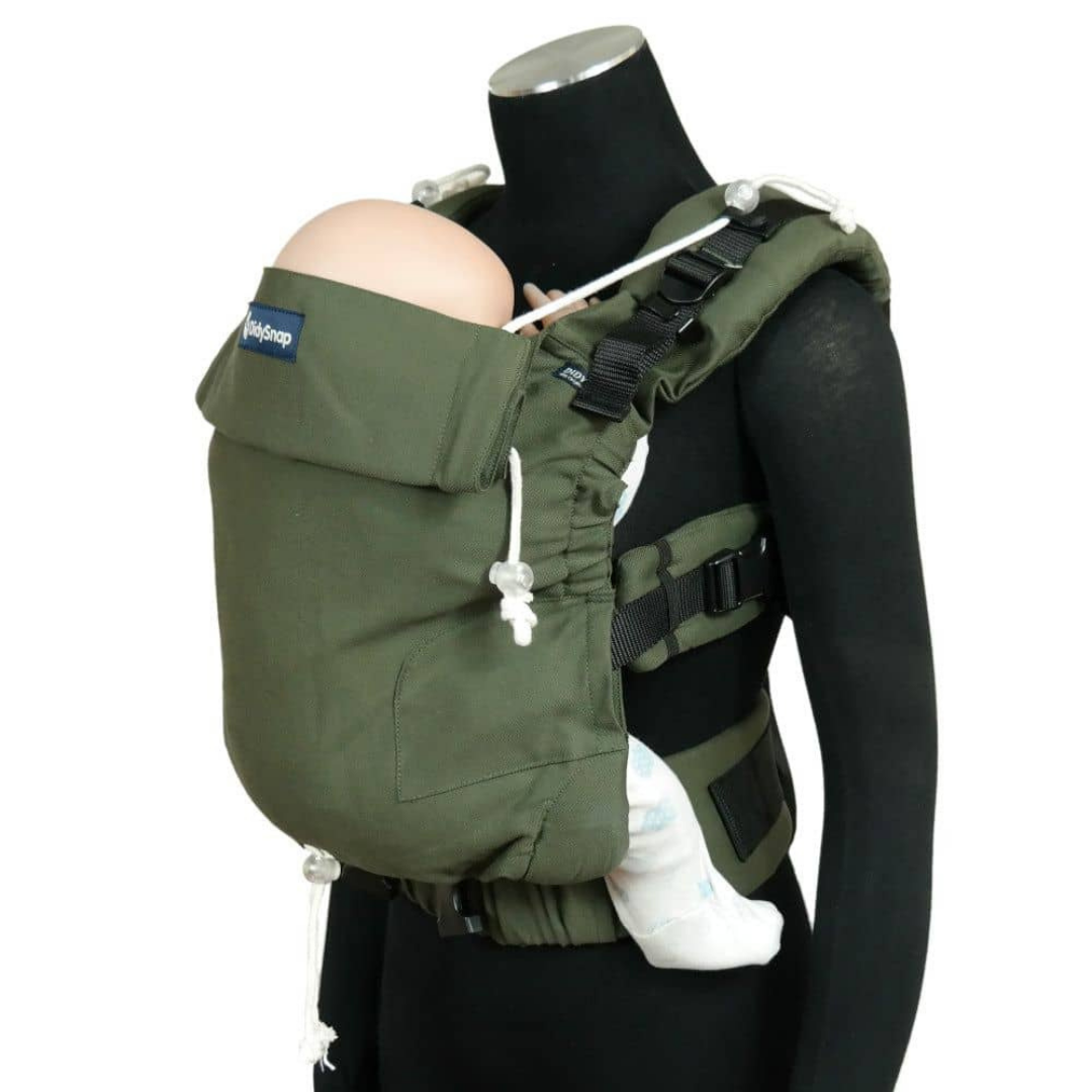 Detailaufnahme der DidySnap 4u mit stufenlos verstellbarem Steg und gepolsterten Schultergurten. Olive