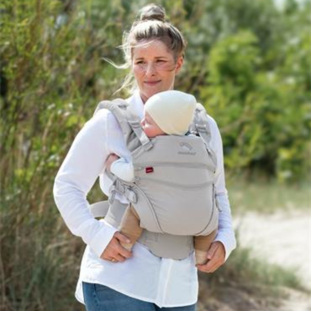 Mutter trägt ihr Neugeborenes in der manduca XT Full-Buckle-Trage in Monochrome Cloud – ab Geburt bis 20 kg.