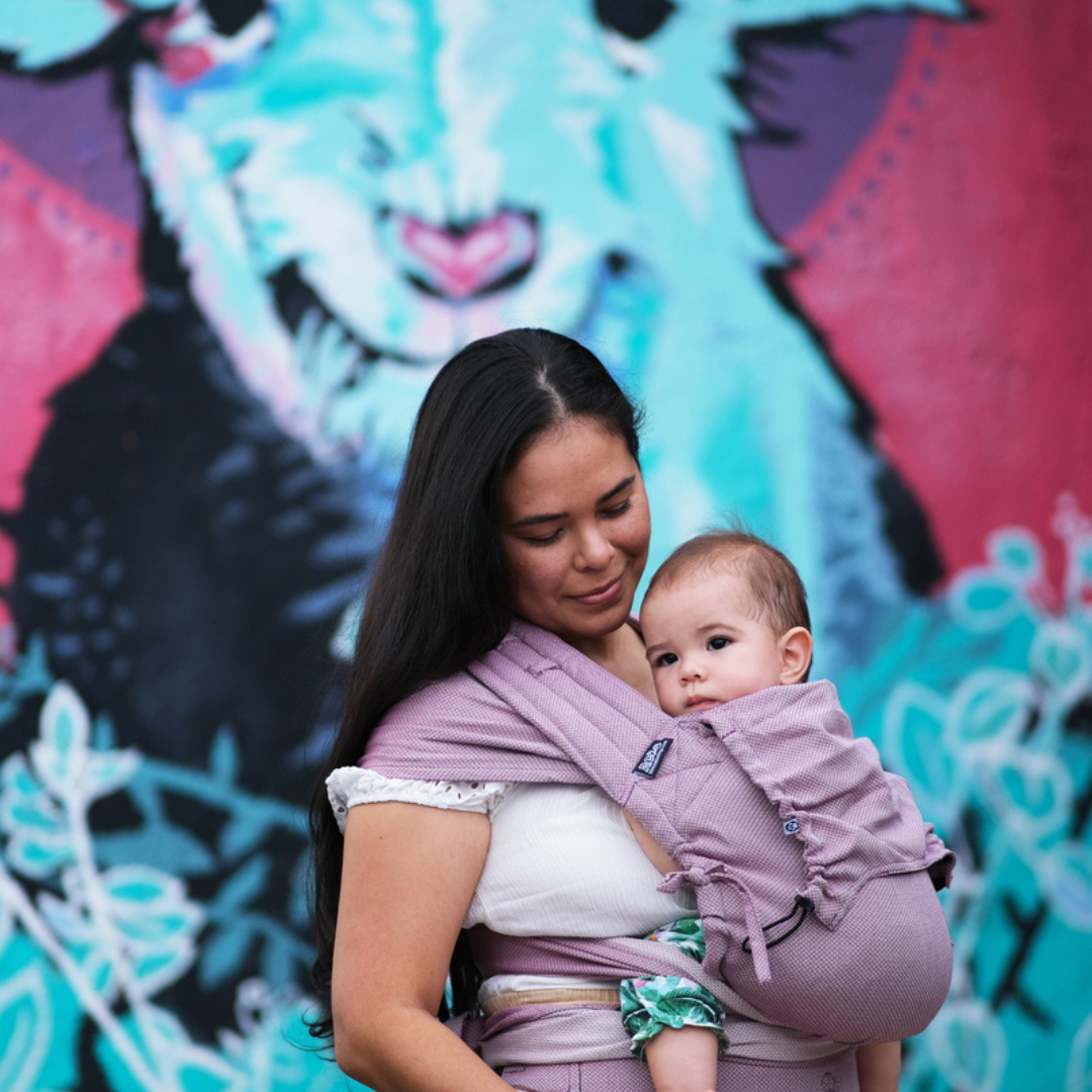 Baby in der Neko Halfbuckle Babytrage Babysize in Cotton Candy – ergonomisch und flexibel ab Geburt.