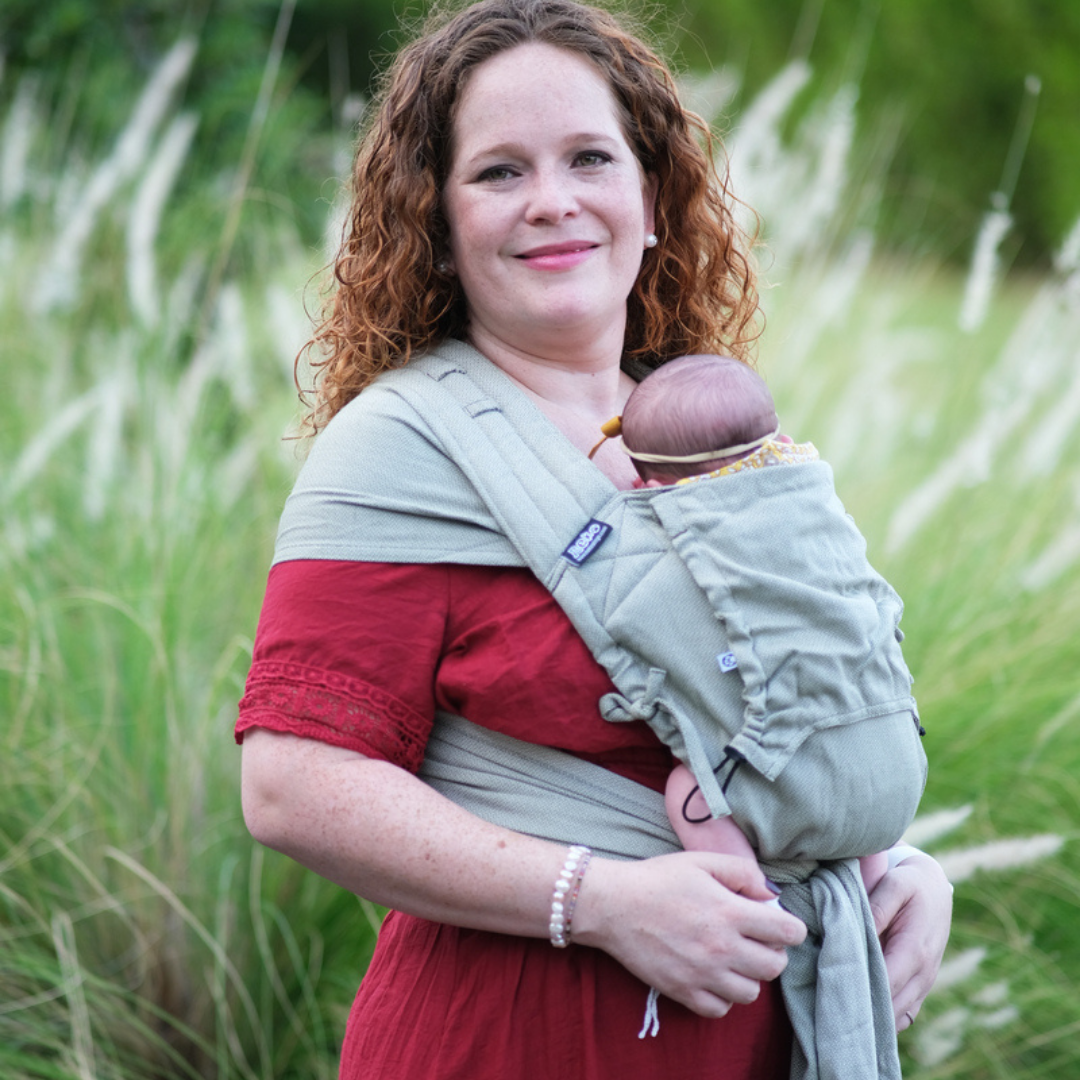 Baby in der Neko Halfbuckle Babytrage Babysize in Moss – ergonomisch und flexibel ab Geburt.