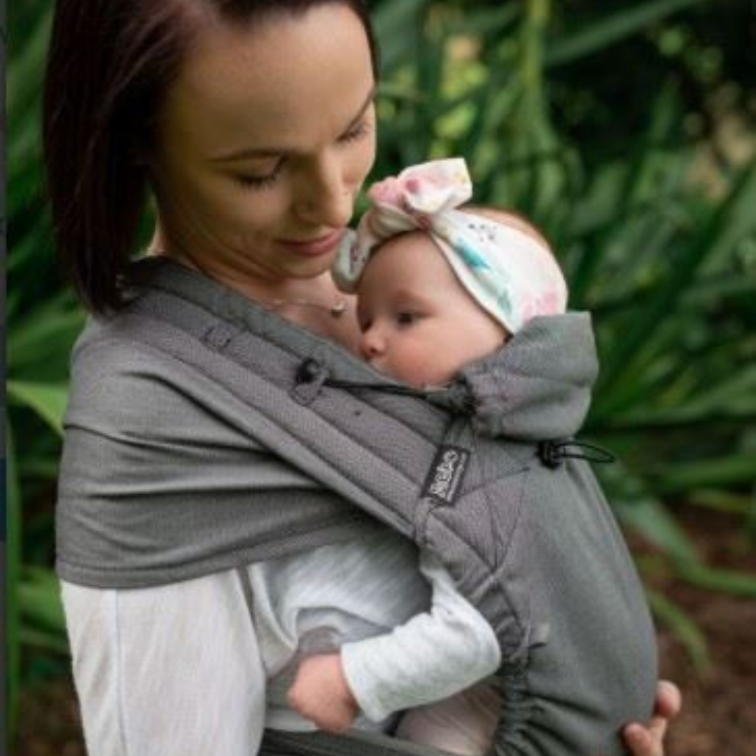 Baby in der Neko Halfbuckle Babytrage Babysize in Bold – ergonomisch und flexibel ab Geburt.