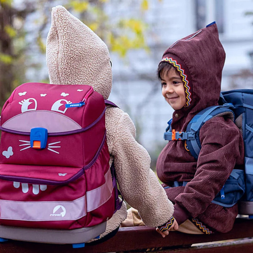 Finkid Schulstart-Kollektion mit funktionalen, wetterfesten Rucksäcken und fröhlichen Farben für aktive Kinder.