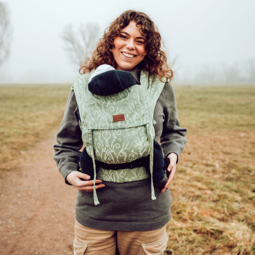 Produktfoto der LELIBA Zack Full-Buckle-Trage in Ramus Clea – ergonomisch & mitwachsend.