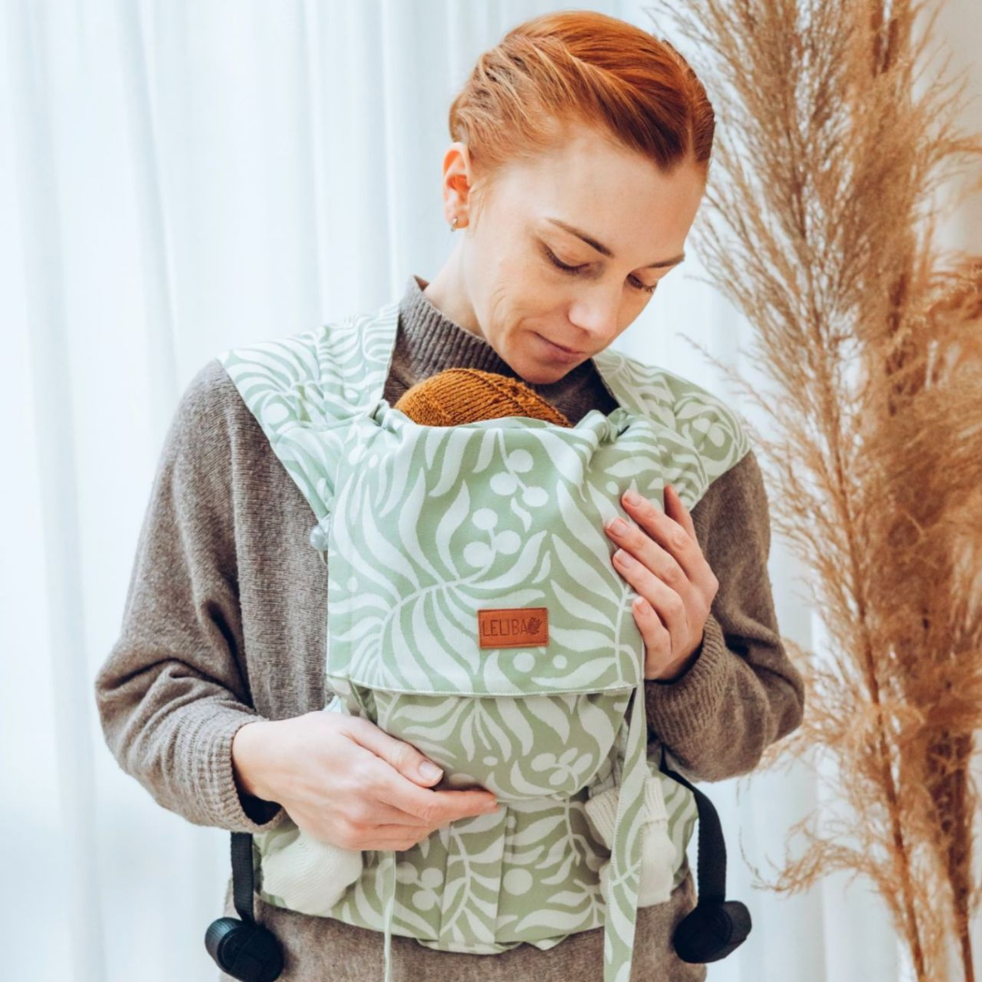 Produktfoto der LELIBA Zack Full-Buckle-Trage in Bungi Green – ergonomisch & mitwachsend.