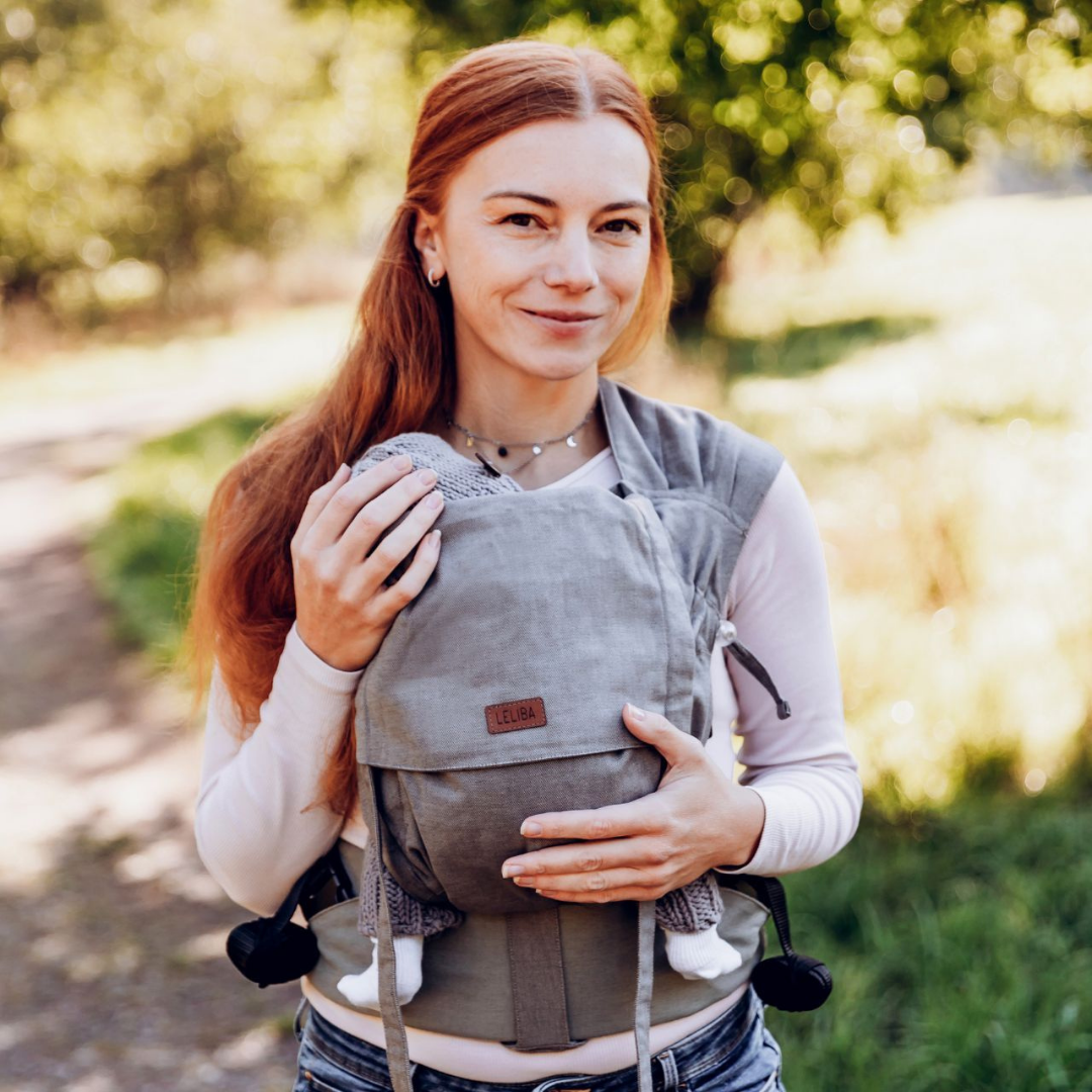 Produktfoto der LELIBA Zack Full-Buckle-Trage in Graphit – ergonomisch & mitwachsend.