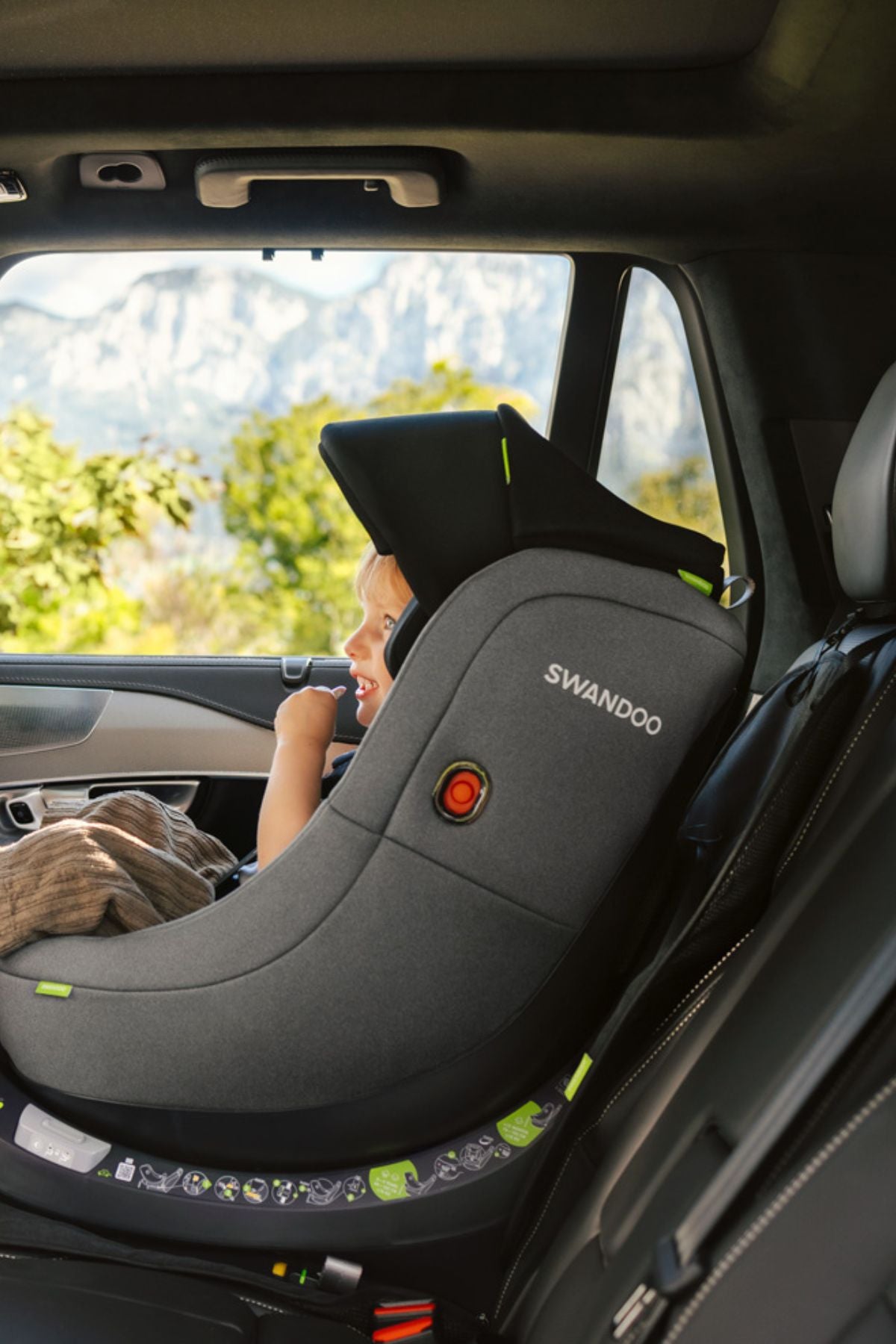 Swandoo Sun Cap Sonnenschutz an der Kopfstütze eines Swandoo Kindersitzes