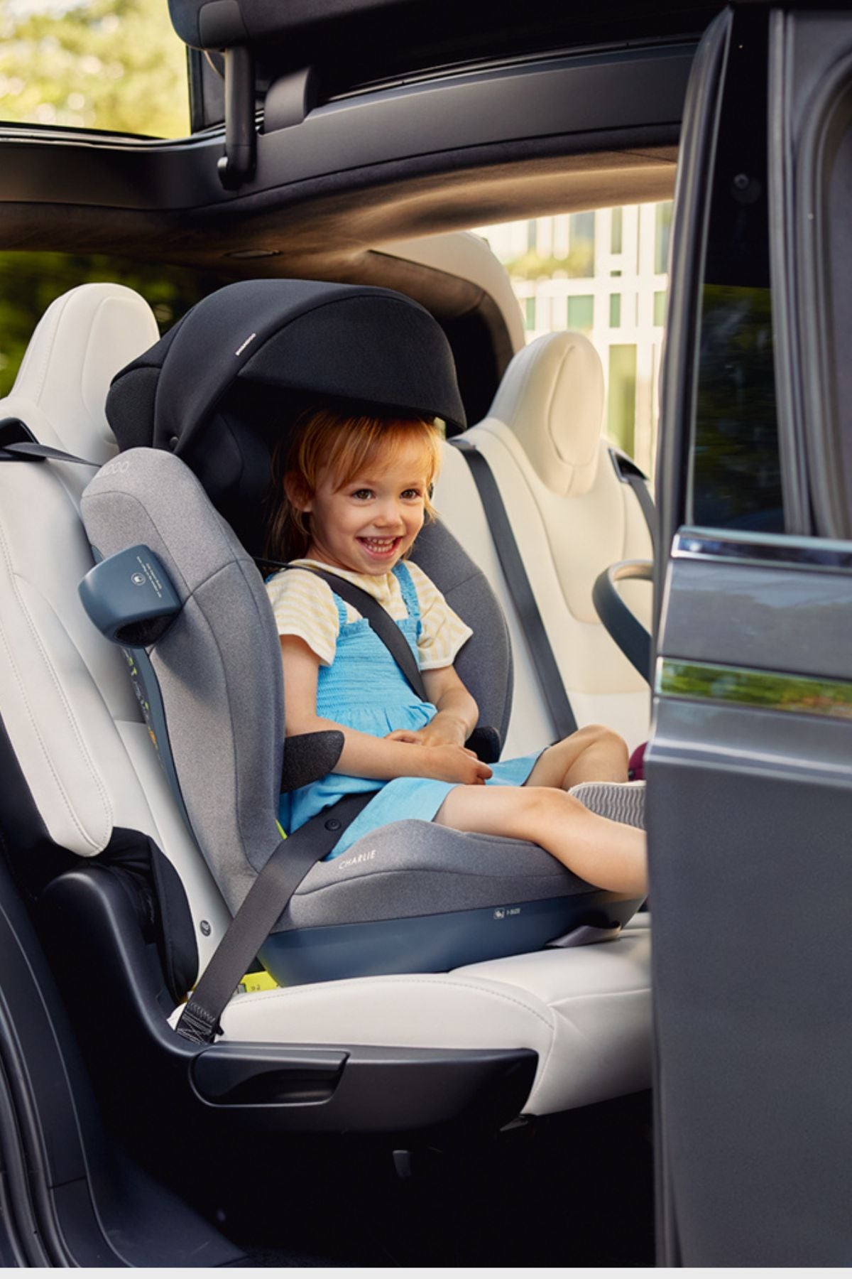 Kind sitzt im Swandoo Kindersitz mit montiertem Sun Cap – schützt vor direkter Sonneneinstrahlung und sorgt für mehr Komfort.