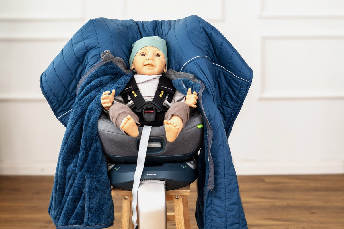 XL Kindersitzponcho Stepp Petrol im Kindersitz geöffnet