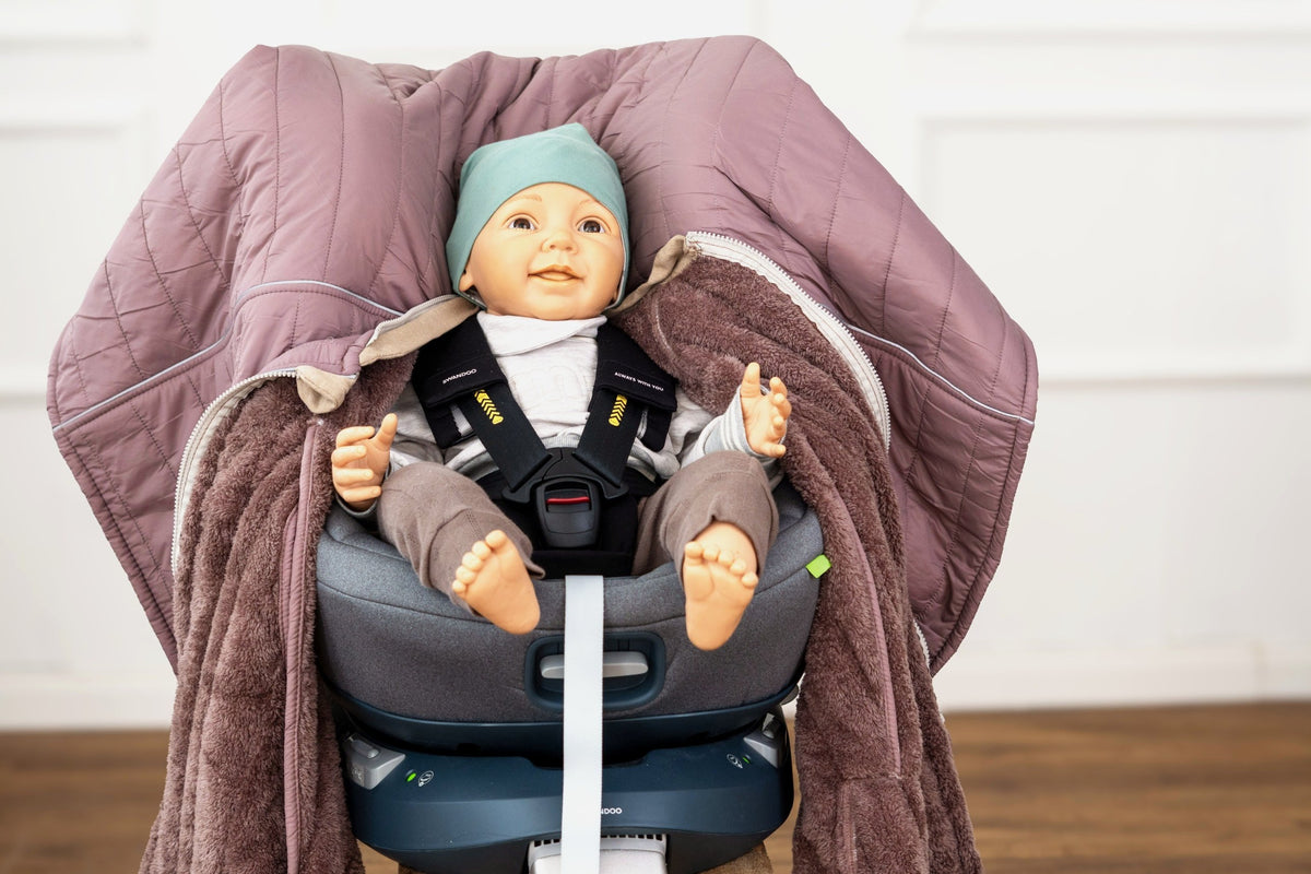 XL Kindersitzponcho Stepp Mauve im Kindersitz geöffnet
