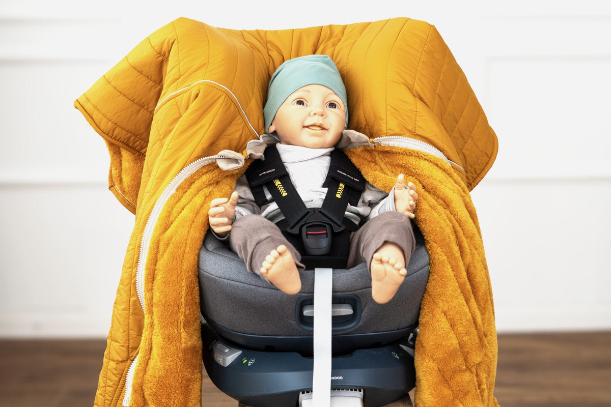 XL Kindersitzponcho Stepp Senfgelb im Kindersitz geöffnet